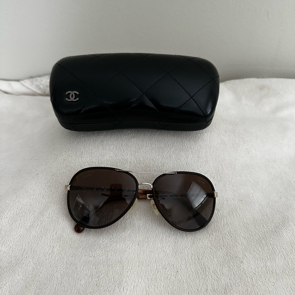 Chanel aviator Women’s sunglasses. 
Brown leather and gold chain 
Mint condition